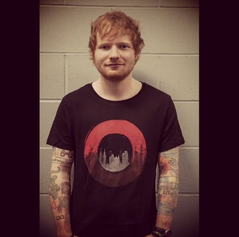 (Fotoğraf: Ed ​​Sheeran/Instagram) Grammy ödüllü şarkıcı Ed Sheeran, gıcırtılı temiz görüntüsü ve çekici aksanı ile masum, iyi çocuk havası verebilir, ancak bu sağlıklı tavrın altında, 25 yaşındaki neredeyse örtülüdür. kollarını, göğsünü ve karnını kaplayan 60'tan fazla renkli parça ve sırtı için birkaç düzine daha planlanmış dövmeler.