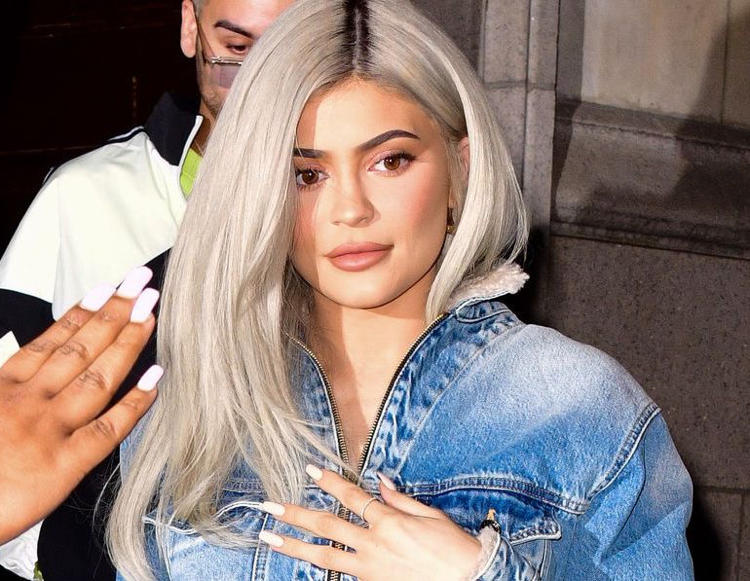 Barva vlasů ledová blond Kylie Jenner