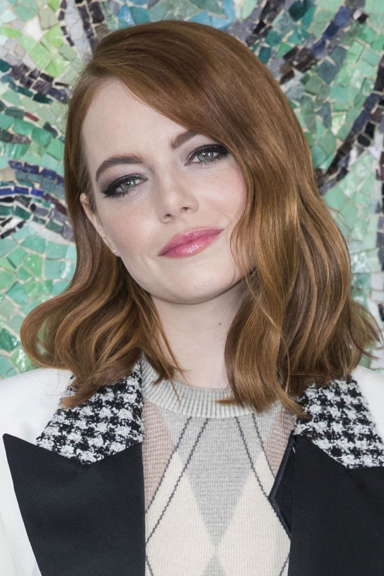 Trendy v barvách vlasů 2019 skořicově hnědá Emma Stone