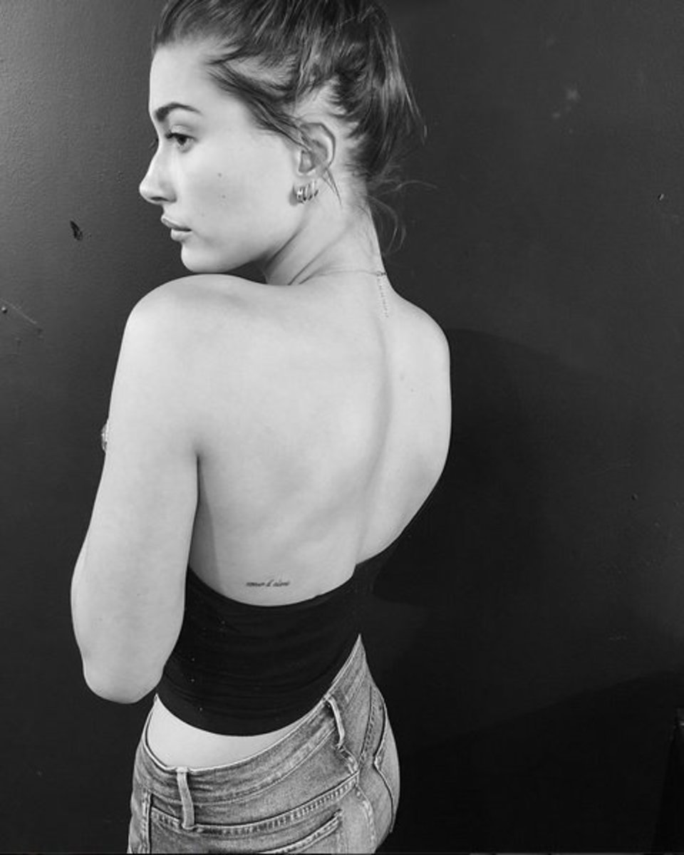 ヘイリーボールドウィンは彼女の17の入れ墨の1つを表示します。写真：Instagram。
