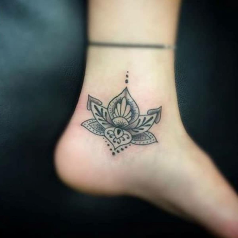 Lotus tatovering mandala ankel