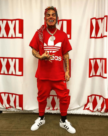 @ 6ix9ine_経由の写真6ix9ineについてどう思いますか？彼は音楽業界で次の大物になると思いますか？彼はすでに15分間の名声を燃やしましたか？彼の犯罪歴を振り返る必要がありますか？ Facebookのコメントセクションであなたの考えを教えてください。