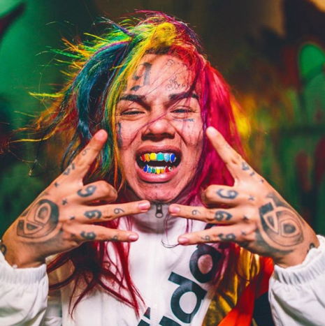 @ 6ix9ine_Meet経由の写真Tekashi69a.k.a。6ix9ine、生まれたダニエルヘルナンデス、21歳のラッパーで、ラップチャートで有名になりました。