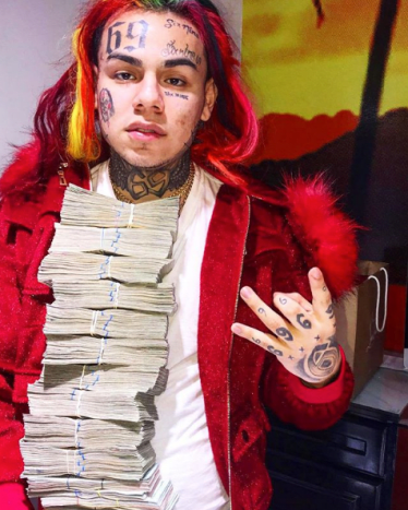 @ 6ix9ine_He経由の写真は、SoundCloudで悪評を得て、Trippie Red、Fetty Wap、FamousDexなどのアーティストとコラボレーションしたラッパーのグループに属しています。彼の歌