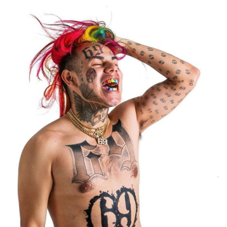 @ 6ix9ine_経由の写真彼のジャンルの他のアーティストのように、ヘルナンデスは彼のユニークなタトゥーのコレクションで悪名を馳せています。彼は腕、顔、胸を69番で覆いました。もちろん、これは彼のラップの名前とブランドです。ヘルナンデスによれば、彼の体には200回以上の数字が書かれています！