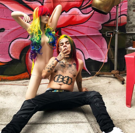 @ 6ix9ine_経由の写真しかし、彼の成功にもかかわらず、ヘルナンデスはいくつかの深刻な問題に直面しています。彼は、児童の性的暴行の3つのカウント、具体的には「性的パフォーマンスにおける児童の使用」に対して有罪を認めました。