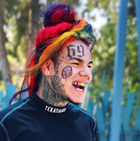 @ 6ix9ine_Back経由の写真2015年2月、ヘルナンデスが18歳のとき、彼は13歳の少女と性行為や性行動をしました。当時、彼は彼女の年齢に気づいていませんでしたが、今は深刻な結果を払っています。彼は3回の重罪罪で有罪を宣告し、1年間の暫定保護観察、2年間のメンタルヘルスカウンセリング、300時間の地域奉仕、女性または子供を取り上げた性的に露骨または暴力的な画像をソーシャルメディアに投稿することの禁止、および被害者の家族に手紙を書くための要件。彼はまた彼のGEDを取得する必要があります、さもなければ刑務所の時間に直面するでしょう。