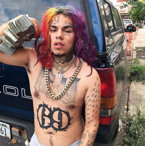 @ 6ix9ine_経由の写真ヘルナンデスは判決に動じないように見えるかもしれませんが、彼の「ファン」は全米で演奏を続けています。アーティストに対して報復しました。先週末、ミネソタでのコンサート中に、ラッパーはステージ上で彼に氷のバケツを投げました。言うまでもなく、彼の乗組員と攻撃者は、ショーの後、銃撃の報告があり、激しい口論に従事しました。