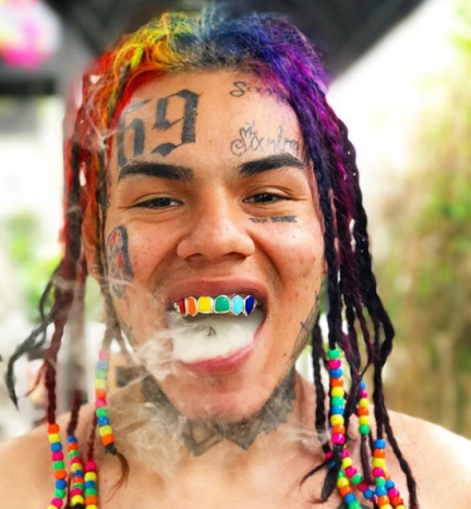 @ 6ix9ine_Additionally経由の写真、過去にHernandezとコラボレーションしたTrippie Reddは、Instagramのビデオでラッパーを公に非難しました。ビデオの中で、Reddは彼が