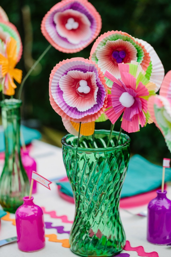 Lag sommerdekorasjoner med barn - 60 friske ideer for enkelt å lage blomster av muffinspapirformer