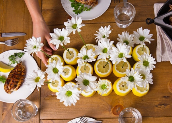 Tinker sommerdekorasjoner med barn-60 friske ideer for enkle gjør-det-selv sommerborddekorasjoner sitroner med blomster